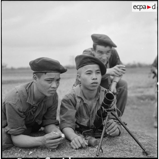 Séance d'instruction au lance-grenades de 50 mm pour des tirailleurs muong.