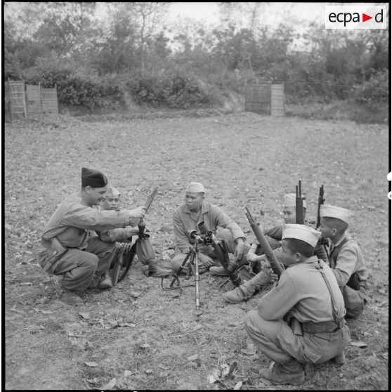 Séances d'instruction sur un mortier d'infanterie pour des tirailleurs muong.