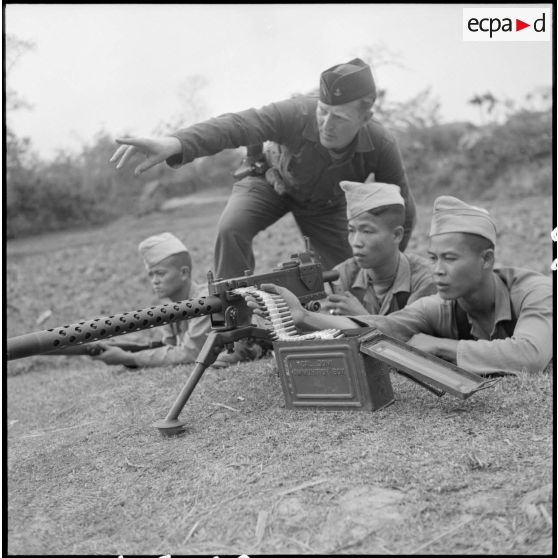Séance de tir avec une mitrailleuse Browning M-1919 A2 lors de l'instruction de tirailleurs muong.