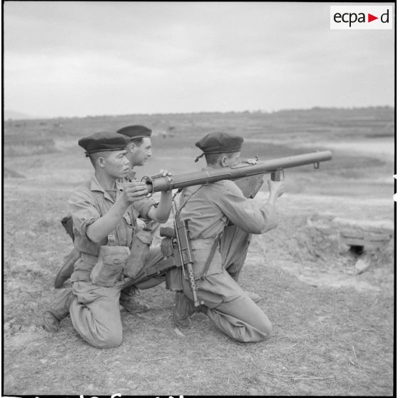 Séance de tir avec un lance-roquettes M1 de 60 mm lors de l'instruction de tirailleurs muong.