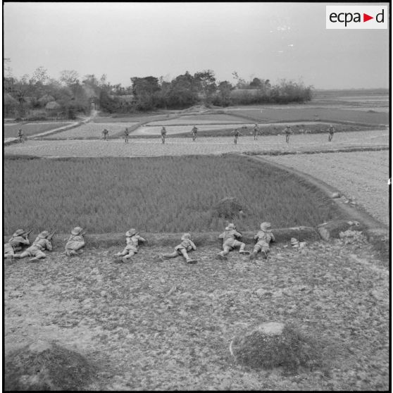 Entraînement à l'attaque et à l'utilisation du terrain lors de l'instruction de tirailleurs muong.
