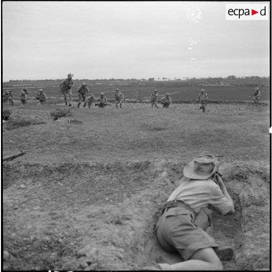Entraînement à l'attaque et à l'utilisation du terrain lors de l'instruction de tirailleurs muong.
