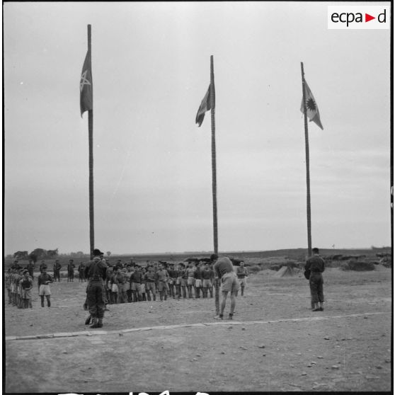 Rassemblement des recrues muong pour le lever des couleurs.