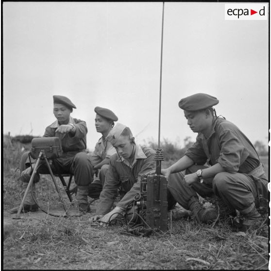 Equipe radio pendant l'instruction de tirailleurs muong au poste 694.