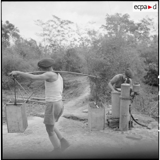 Corvée d'eau pour les recrues muong.
