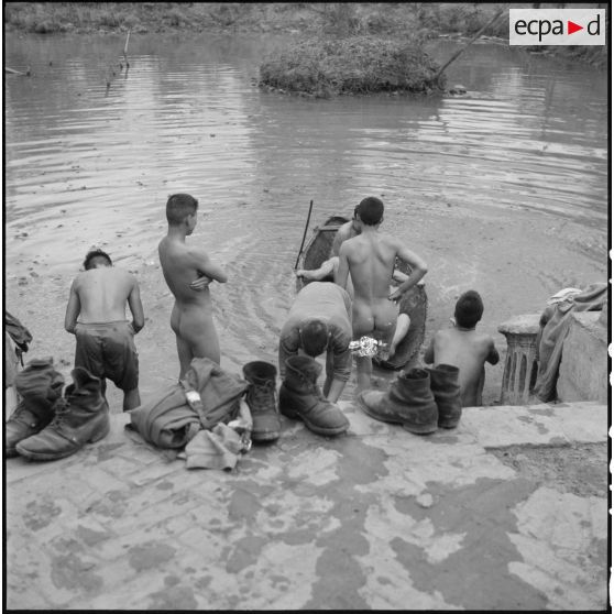 Des tirailleurs muong se baignent dans la rivière.