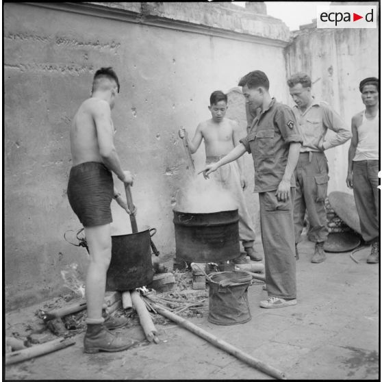 Préparation du repas par des tirailleurs muong.