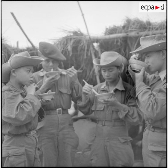 Dégustation d'une soupe chinoise par des tirailleurs muong.