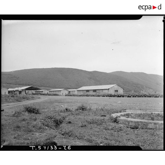 Baraquements et camions GMC sur le terrain de Kien An.