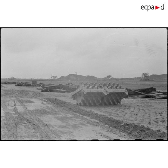 Matériel entreposé sur le chantier pour l'aménagement du terrain d'aviation de Kien An.