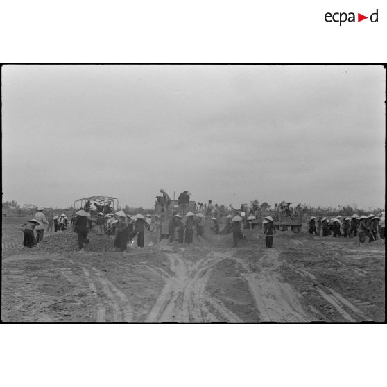 Travaux d'aménagement du terrain d'aviation de Kien An avec le génie et l'aide de travailleurs tonkinois.