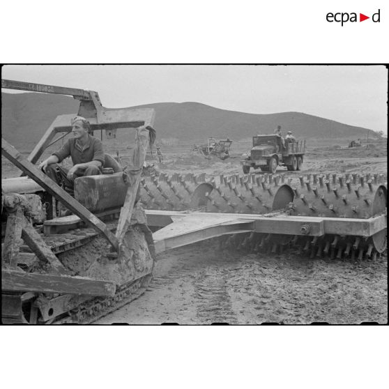 Préparation du terrain de la piste d'aviation de Kien An avec un bulldozer de terrassement.