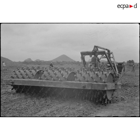 Préparation du terrain de la piste d'aviation de Kien An avec un bulldozer de terrassement.
