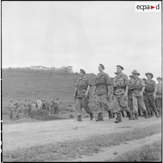 Défilé de parachutistes du 6e BCCP en tenue camouflée.