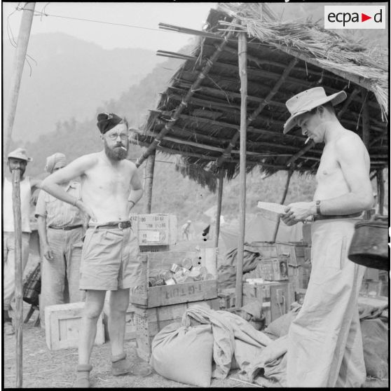 Vérification des réserves de la section de tabors marocains par le magasinier.