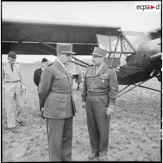 Le général de Lattre de Tassigny et le général de Berchoux devant un avion Morane Saulnier MS-500.