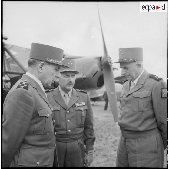 Le général de Lattre de Tassigny, le général de Berchoux et le général de Linarès.