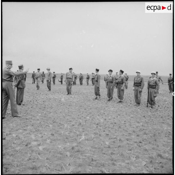 Le général de Lattre de Tassigny et le général de Linarès face aux récipiendaires.