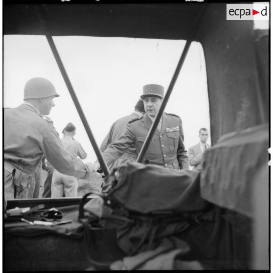 Le général de Lattre de Tassigny et un officier.