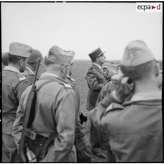 Discours du général de Lattre de Tassigny à des officiers, sur le terrain.