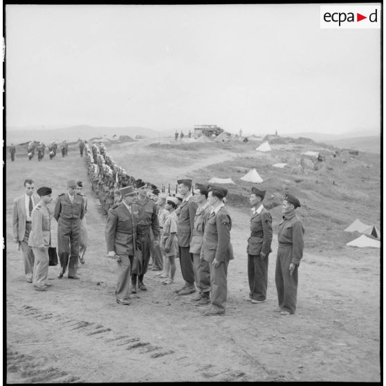 Revue des troupes par le général de Lattre de Tassigny, accompagné du général de Linarès.
