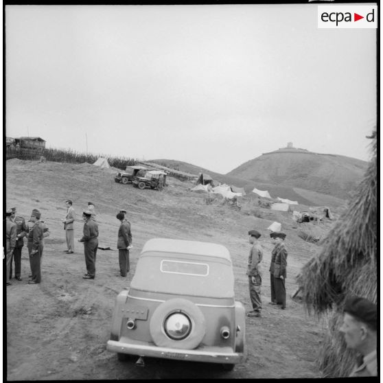 Le général de Lattre de Tassigny à l'extérieur du poste de Sept Pagodes.