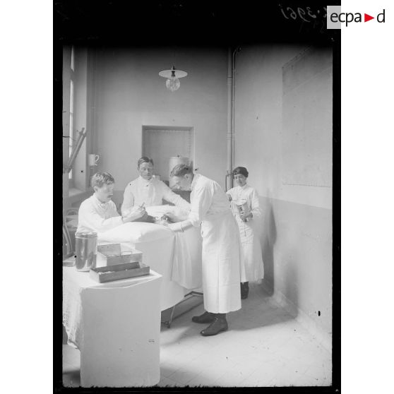 Moisselles (Seine-et-Oise). L'hôpital. Salle d'opération. [légende d'origine]