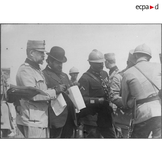 Voyage de monsieur Albert Thomas sur le front roumain. Le roi Ferdinand et M. Thomas. [légende d'origine]