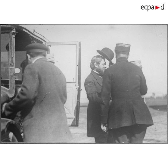 Voyage de monsieur Albert Thomas sur le front roumain. [légende d'origine]