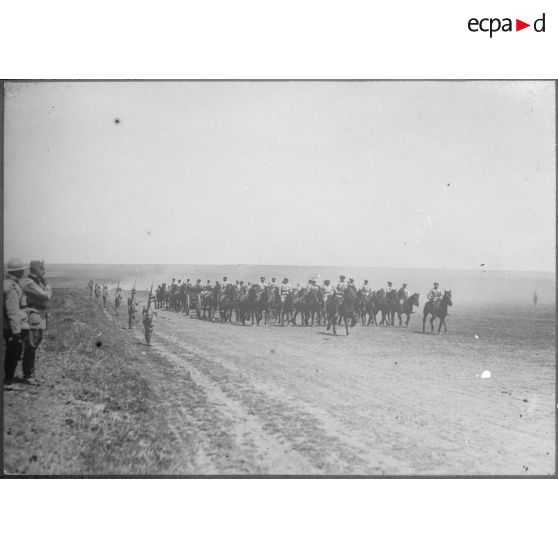 Voyage de monsieur Albert Thomas sur le front roumain. Défilé d'artillerie devant le roi. [légende d'origine]