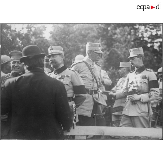 Voyage de monsieur Albert Thomas sur le front roumain. Le roi, le prince Carol. [légende d'origine]