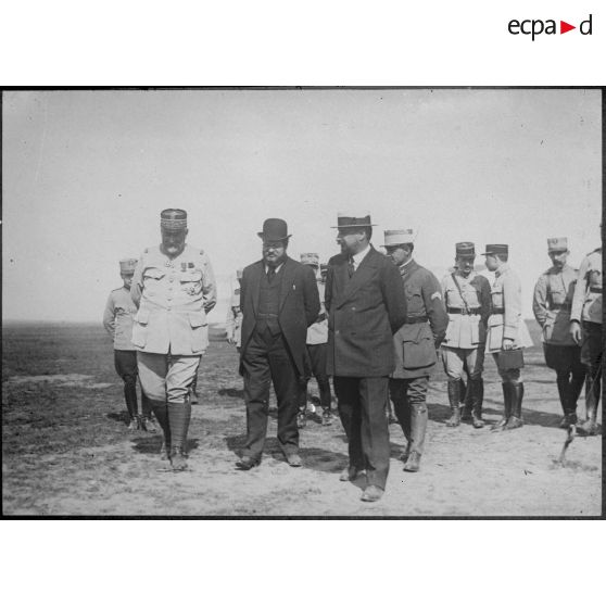 Voyage de monsieur Albert Thomas sur le front roumain. Le général Berthelot et M. Thomas. [légende d'origine]