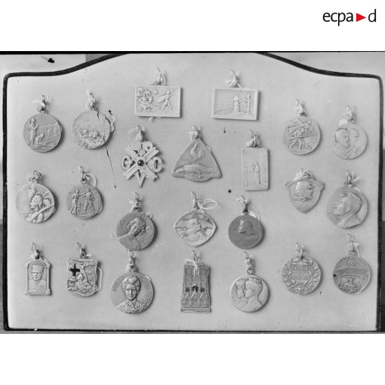 Paris. Musée Leblanc. Plaquettes françaises. [légende d'origine]