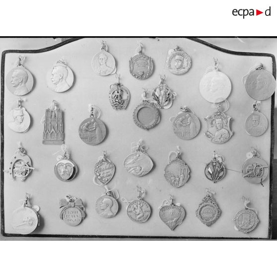 Paris. Musée Leblanc. Plaquettes françaises. [légende d'origine]