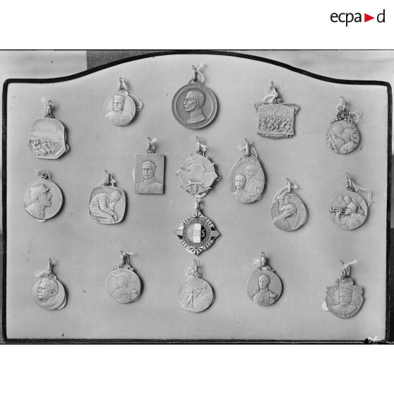 Paris. Musée Leblanc. Plaquettes françaises. [légende d'origine]