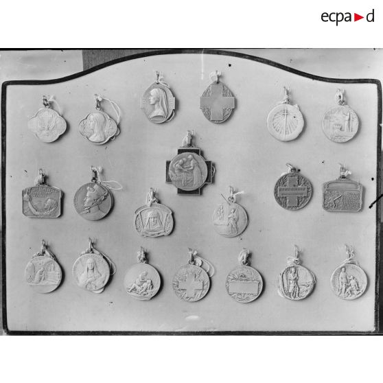 Paris. Musée Leblanc. Plaquettes françaises. [légende d'origine]