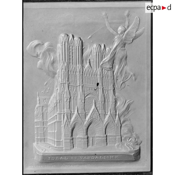 Paris. Musée Leblanc. La cathédrale de Reims, plaquette par Peter. [légende d'origine]