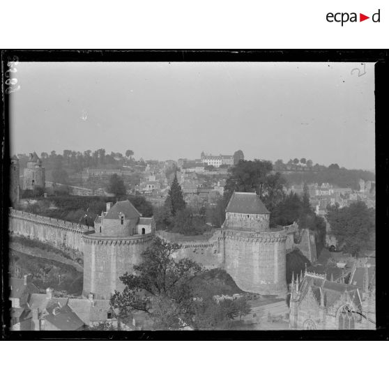 Fougères (Ille-et-Vilaine), camp d’officiers allemands. Vue du château de Fougères. [légende d'origine]