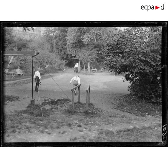 Fougères, Ille-et-Vilaine, région de Rennes, camp de prisonniers. Vue du château de Fougères. Les officiers jouent à la balle au tambourin. [légende d'origine]