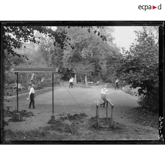 Fougères, Ille-et-Vilaine, région de Rennes, camp de prisonniers. Vue du château de Fougères. Les officiers jouent à la balle au tambourin. [légende d'origine]