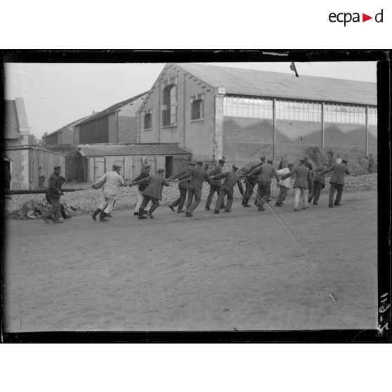 Dinan, Côtes du nord, dépôt de prisonniers, la corvée. [légende d'origine]