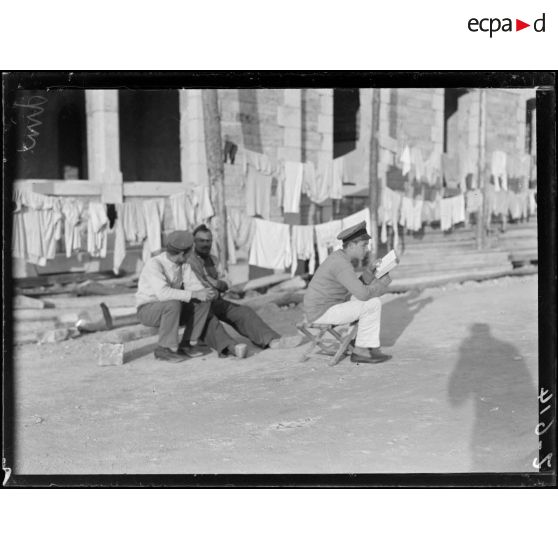 Dinan, Côtes du nord, dépôt de prisonniers, le repos, la lecture. [légende d'origine]