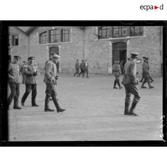 Dinan, Côtes du nord, dépôt de prisonniers, la promenade dans la cour. [légende d'origine]