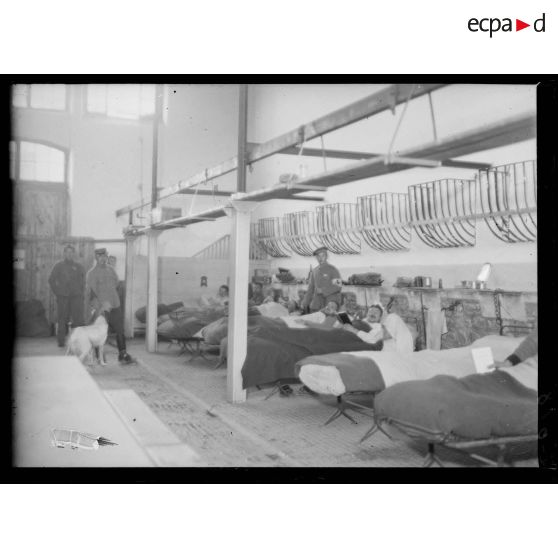 Dinan, Côtes du nord, dépôt de prisonniers, le dortoir de l'infirmerie. [légende d'origine]