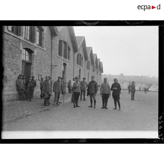 Dinan, Côtes du nord, dépôt de prisonniers, les sous-officiers français du camp. [légende d'origine]