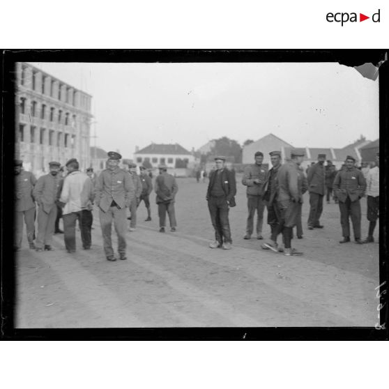 Dinan, Côtes du nord, dépôt de prisonniers, pendant le repos. [légende d'origine]