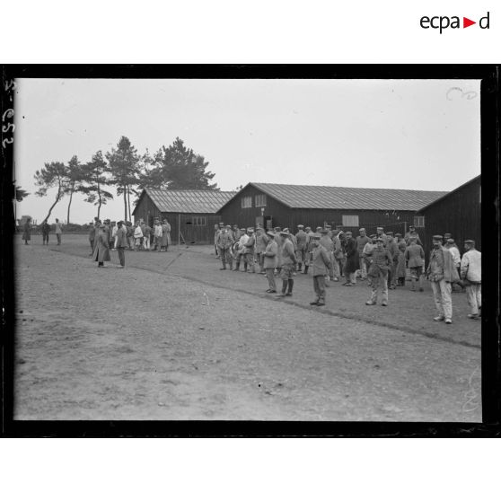 Camps de prisonniers à Coëtquidan, Morbihan, les prisonniers sortent des baraquements. [légende d'origine]