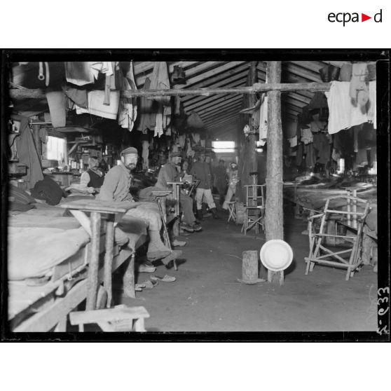 Camps de prisonniers à Coëtquidan, Morbihan, intérieure d'une chambrée de prisonniers. [légende d'origine]