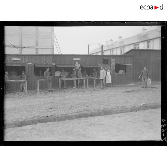 Camps de prisonniers à Coëtquidan, Morbihan, la cantine organisée par les prisonniers. [légende d'origine]