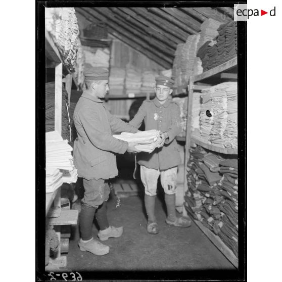 Camps de prisonniers à Coëtquidan, Morbihan, la lingerie. [légende d'origine]